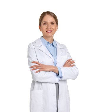 Beyaz arka planda çapraz kollu gülümseyen eczacının portresi.