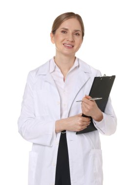 Beyaz arka planda pano ve kalemle gülümseyen eczacının portresi