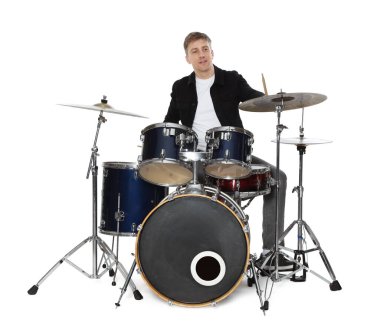 Beyaz arka planda bateri çalan gülümseyen adam.