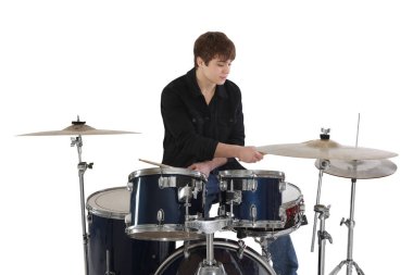 Bagetli genç çocuk beyaz arka planda davul çalmayı öğreniyor.