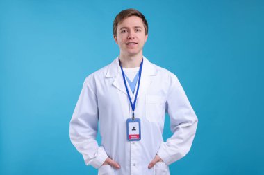 Açık mavi arkaplanda tıbbi asistanın portresi