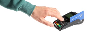 Beyaz arkaplanda ödeme terminali kullanan adam, yakın plan