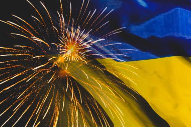 Ukrayna bayrağı ve patlayan havai fişekler. Ulusal bayram kutlaması