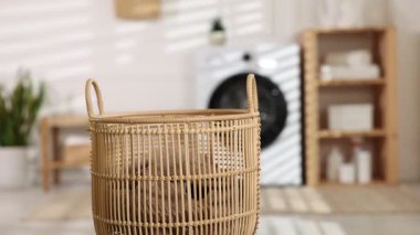 Çamaşır sepetine havlu koyan kadın, yakın plan.