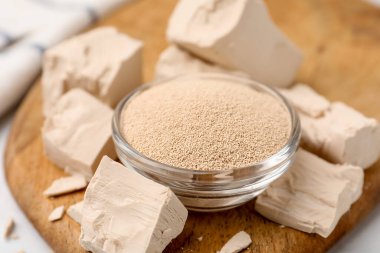 Açık gri masada taze ve kuru maya, yakın plan.