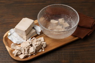 Tahta masadaki suda mayayı düzeltiyorum. Yakın plan.