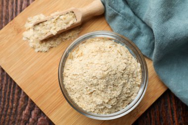 Kavanozda kuru maya taneleri ve ahşap masada kepçe, üst manzara.