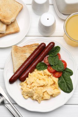 Lezzetli omlet ile lezzetli kahvaltı beyaz ahşap masa üzerinde servis, düz yatıyordu