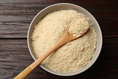 Kuru maya taneleri kasede ve kaşıklar ahşap masada, üst manzara