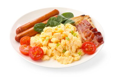 Lezzetli bir kahvaltı. Lezzetli çırpılmış yumurta, pastırma, sosis ve domatesler.