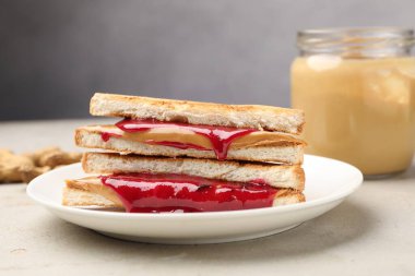 Fıstık ezmeli ve reçelli lezzetli sandviçler, yakın plan.