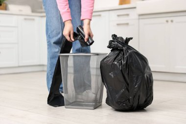 Mutfakta çöp poşetini değiştiren kadın, yakın çekim.