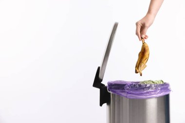 Beyaz arka planda muz kabuğu atan kadın, yakın plan.