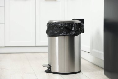 Mutfakta plastik torba olan çöp kutusu.