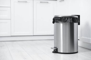 Mutfakta plastik torba olan çöp kutusu. Metin için boşluk