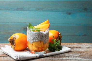 Çubuklu puding ve nane şekeri. Ahşap masada servis ediliyor. Yakın plan. Metin için boşluk