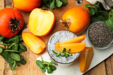 Hurma ve nane aromalı nefis chia pudingi, ahşap masada servis edilen nane şekeri.