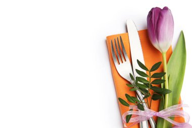 Paskalya kutlaması. Çiçek dekoru beyaz, üst görünümde izole edilmiş şenlik masası.