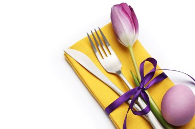 Paskalya kutlaması. Çiçek desenli ve beyaz renkte yumurta renginde bir ziyafet masası.