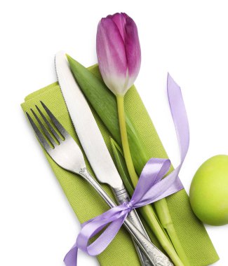 Paskalya kutlaması. Çiçek desenli ve beyaz renkte yumurta renginde bir ziyafet masası.