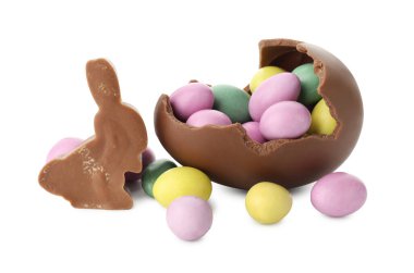 Çikolatalı Paskalya tavşanı ve beyaz üzerine izole edilmiş şekerli yumurta.
