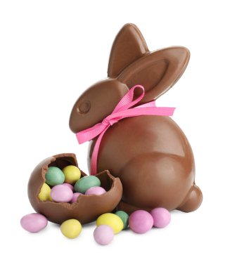 Çikolatalı Paskalya tavşanı ve beyaz üzerine izole edilmiş şekerli yumurta.