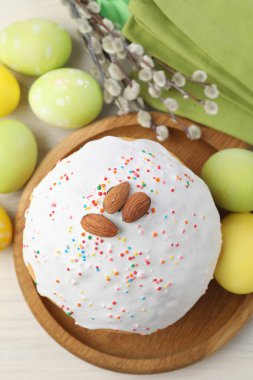 Lezzetli Paskalya pastası, boyanmış yumurtalar ve söğüt dalları beyaz ahşap masa üzerinde, düz uzanmış