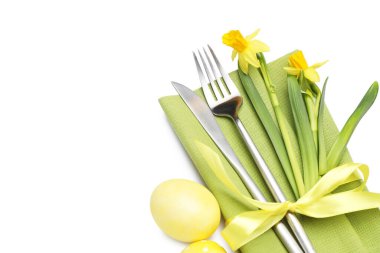 Paskalya sofrası. Nergisli güzel gümüş eşyalar ve beyaza izole edilmiş yumurta.