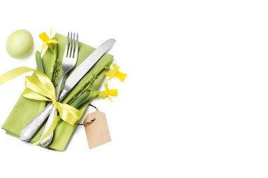 Paskalya sofrası. Güzel gümüş çatal bıçak, çiçek dekoru ve beyaz renkte izole edilmiş yumurta.