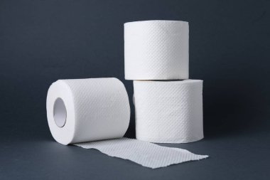 Gri arka planda tuvalet kağıdı ruloları