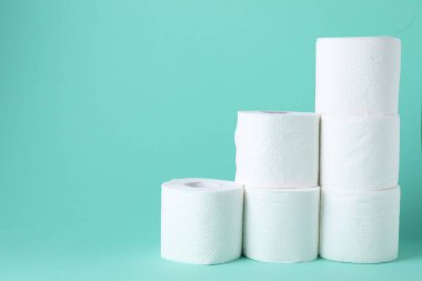 Turkuaz arkaplan üzerine tuvalet kağıdı ruloları, metin için boşluk