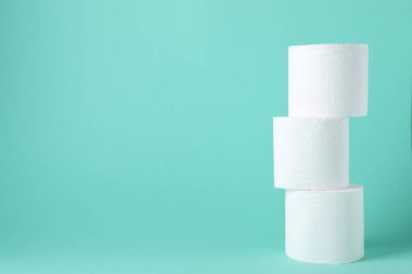 Turkuaz arkaplan üzerine tuvalet kağıdı ruloları, metin için boşluk