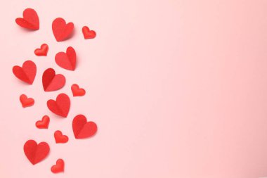 Pembe arka planda bir sürü kırmızı kalp var. Metin için boşluk
