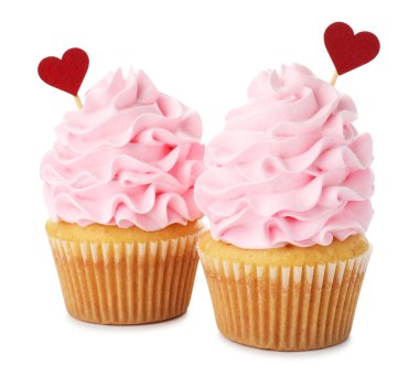 Sevgililer Günün kutlu olsun. Beyaz arka planda kırmızı kalp kaplamalı lezzetli kekler.