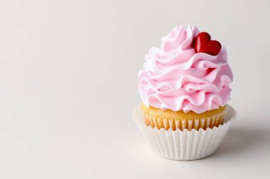 Sevgililer Günün kutlu olsun. Açık gri arka planda dekoratif kalbi olan lezzetli bir kek, yakın plan. Metin için boşluk