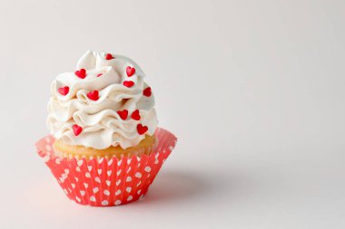 Sevgililer Günün kutlu olsun. Açık gri arka planda kalp şeklinde serpiştirilmiş lezzetli kek, yakın plan. Metin için boşluk