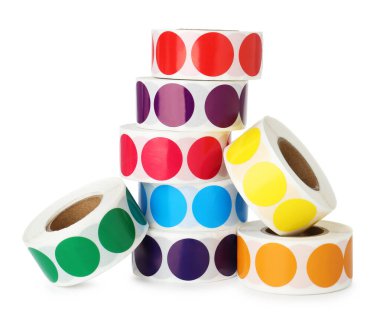 Beyaz üzerinde izole edilmiş yapışkan etiketlerin ruloları