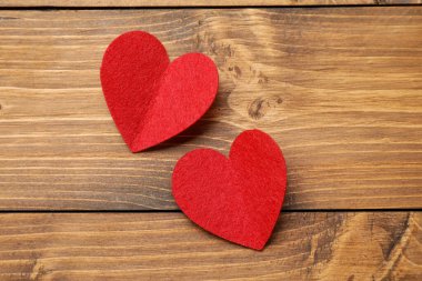 Sevgi. Kırmızı dekoratif kalpler tahta masada, düz yatıyordu.