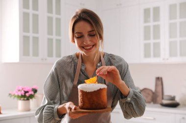 Mutfakta geleneksel paskalya pastası olan genç bir kadın.