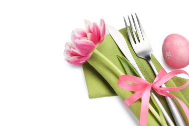 Paskalya sofrası. Güzel gümüş takımlar, lale ve beyaz üzerine izole edilmiş yumurta.