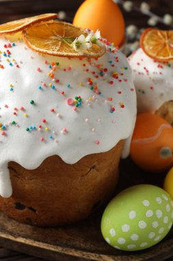 Güzel Paskalya pastaları ve yumurtalar ahşap masada, yakın plan.