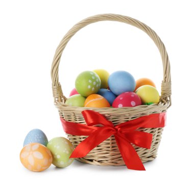 Paskalya sepeti beyaza boyanmış yumurtalar.