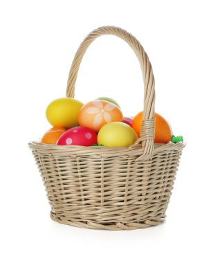 Paskalya sepeti beyaza boyanmış yumurtalar.