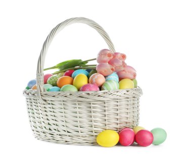 Boyanmış Paskalya yumurtaları ve hasır sepetin içindeki güzel laleler beyaza izole edilmiş.