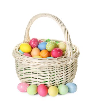 Hasır sepetteki boyanmış Paskalya yumurtaları beyaza izole edilmiş.