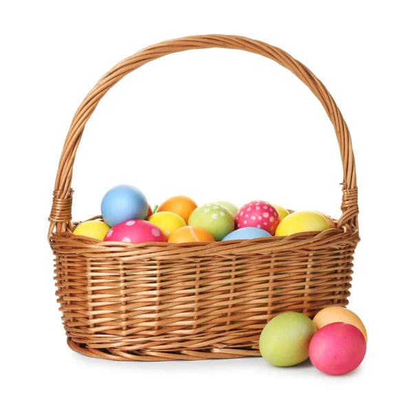 Hasır sepetteki boyanmış Paskalya yumurtaları beyaza izole edilmiş.