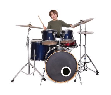 Beyaz arka planda bagetleri ve davulları olan küçük bir çocuk.