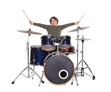 Beyaz arka planda bagetleri ve davulları olan küçük bir çocuk.