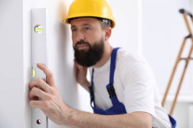 Kapalı alanda bina seviyesine sahip işçi ölçüm duvarı, seçici odak