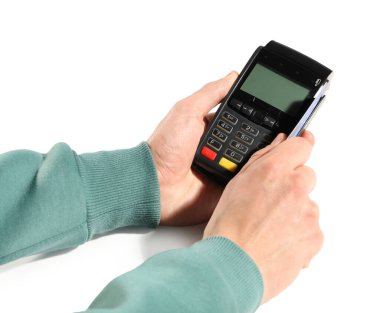 Kredi kartı olan bir adam beyaz arka planda ödeme terminalini kullanıyor.